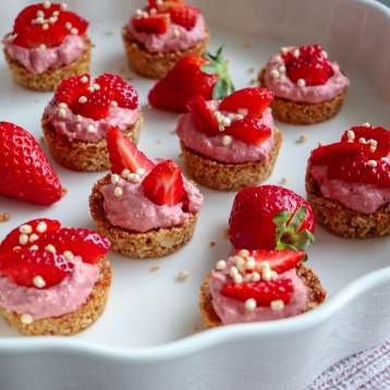 healthy-granola-tartellettes-with-strawberry-mousse-thecookingglobetrotter